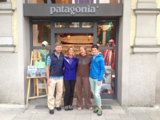 Syna vor Patagonia Shop